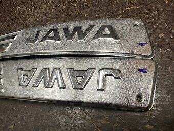 Predám bočné lišty nádrže s nápisem JAWA 350/634 - 3