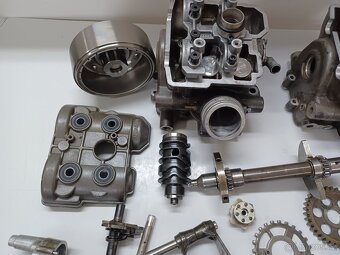 KTM LC8 950 - MOTOR NA DÍLY - 3