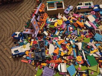 Lego mix 5 kilo + pár figurek - 3