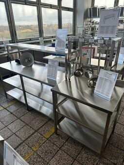 Nerezový stůl 2 police - 3