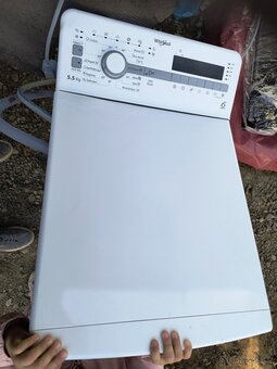 Vrchem plněná pračka Whirlpool - 3
