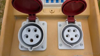 Staveništní rozvaděč SCHRACK – 400V / 230V, jističe, chránič - 3