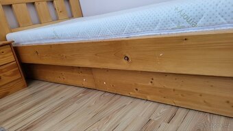 Prodám postel s matrací, nočním stolkem a 2 úložnými boxy. - 3