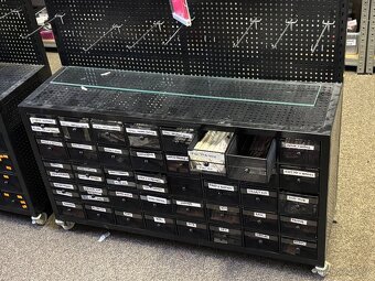 Prodám kovový regál se šuplíky na kolečkách - 3