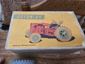 KRASNY BAKELIT TRAKTOR ZETOR 25 KLIČEK S KRABICÍ - 3