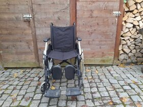 Invalidní vozík s polohovacima podnožkama - 3