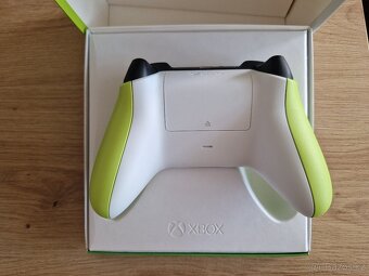 XBOX Series ovladač electric volt zánovní - 3
