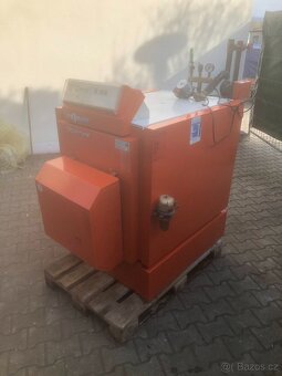 Prodám  kotel na olej  40 KW - 3