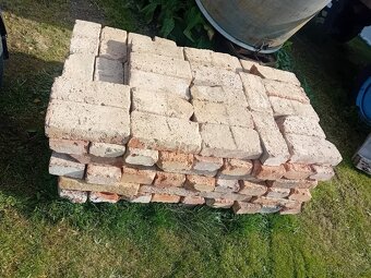 Prodám cihly pálené červené staré - 3