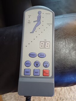 Masážní křeslo s podnožkou a dřevěnou konstrukcí - 3