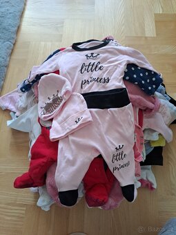 Mix oblečení na holčičku a plenky Pampers - 3