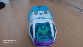 Vesmírná loď z toy story - 3