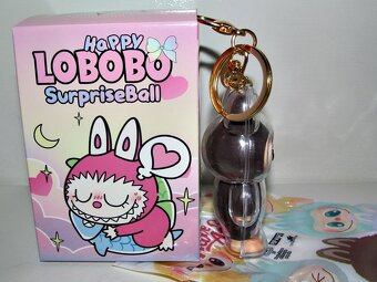1.Hnědý přívěsek, klíčenka Labubu / Lafufu v pouzdře 7,5 cm - 3
