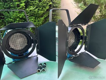 2ks Arri T1 1000W kopie + 3 náhradní žárovky, klapky, spigot - 3