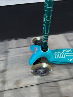 Koloběžka Mini Micro Deluxe LED aqua s blikacími kolečky - 3