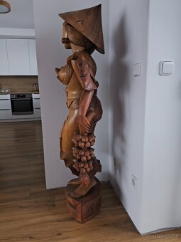 Socha ženy, dřevo, výška 150 cm. - 3