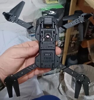 Dron E88 Pro - s kamerou vepředu - 3