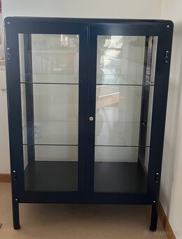 Modrá vitrína ve skandinávském stylu z IKEA - 3