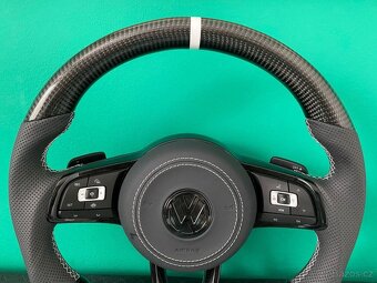 VOLKSWAGEN VOLANT KARBON - PERFOROVANA KOŽA - BIELE ŠITIE - 3