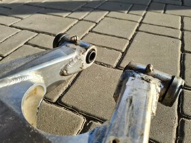 Yamaha tt600 r kyvná vidlice + osa kyvky a zadního kola - 3