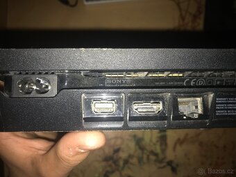 PlayStation 4 slim - 3