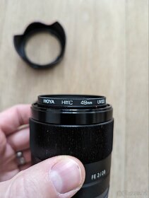 Objektiv SONY SEL28F20 + filtr HOYA - 3