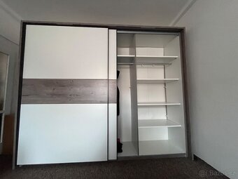 Prostorná šatní skříň s osvětlením - 3