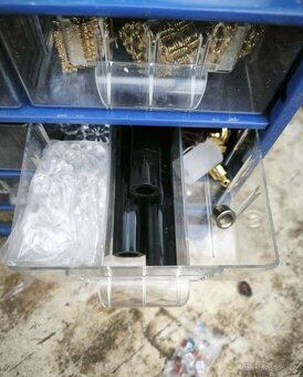 Kovová skříňka s komponenty - 3