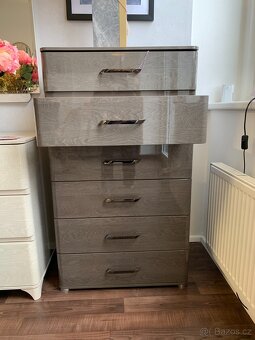 Moderní vysoká komoda – 119 cm, vysoký lesk - 3