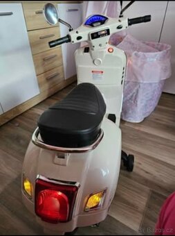 Dětský skútr Vespa Buddy Toys - 3