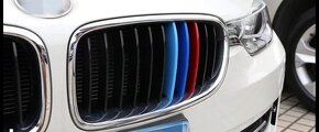 BMW trikolora do masky pro F3x - 3