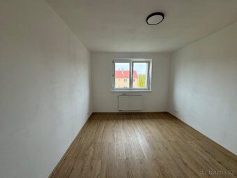 Pronájem bytu 2+1, cihlový dům, centrum Ostrova - 3