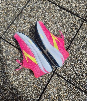 Dámské běžecké boty Brooks Ghost Max 2 W Pink - 3