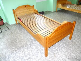 Masivní dřevěná postel - jednolůžko - 3