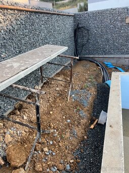 Kamenný gabionovy plot za odvoz + 30m betonové dlažby - 3
