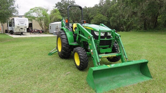 Traktor John Deere M + čelní nakladač - 3