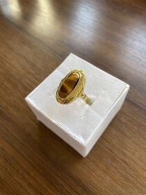 Zlatý dámský prsten s hnědým kamenem - 3