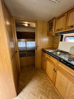 KARAVAN OBYTNÝ PŘÍVĚS BURSTNER TOP STAV 8m - 3