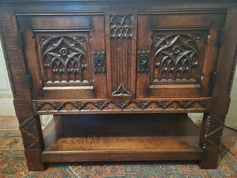 Komoda v gotickém stylu z masivního dubu - 3