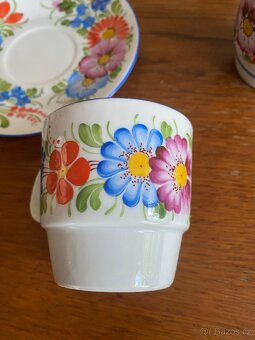 CHODSKÝ PORCELÁN,HRNEČKY+ TALÍŘKY -MALOVANÉ -SADA - 3