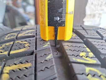 Prodám zimní pneu 225/40/18 Hankook - 3