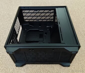 In Win A5 midi ATX skříň - 3