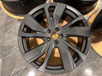 origina sada Volvo XC40 Electro r20 32243376 - 3