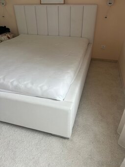 Bílá koženková postel s úložným prostorem - 3