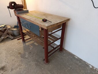 Prodám masivní garážový ponk se svěrákem. - 3