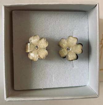 Krásné roztomilé náušnice v dárkové krabici, vhodné jako dár - 3