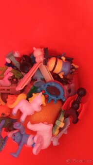 Prodám gumové kostky, hračky, plastové balónky, berušku - 3