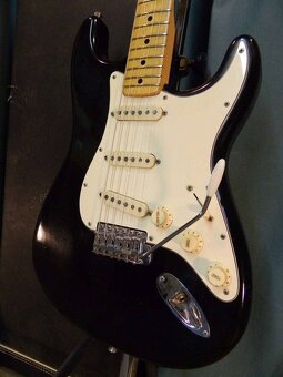 1974 Fender Stratocaster v černé barvě 99% originál Hraje - 3