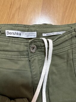 cargo kalhoty bershka - 3