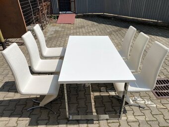 Bílý jídelní stůl a 6 designových židlí v krásném stavu - 3
